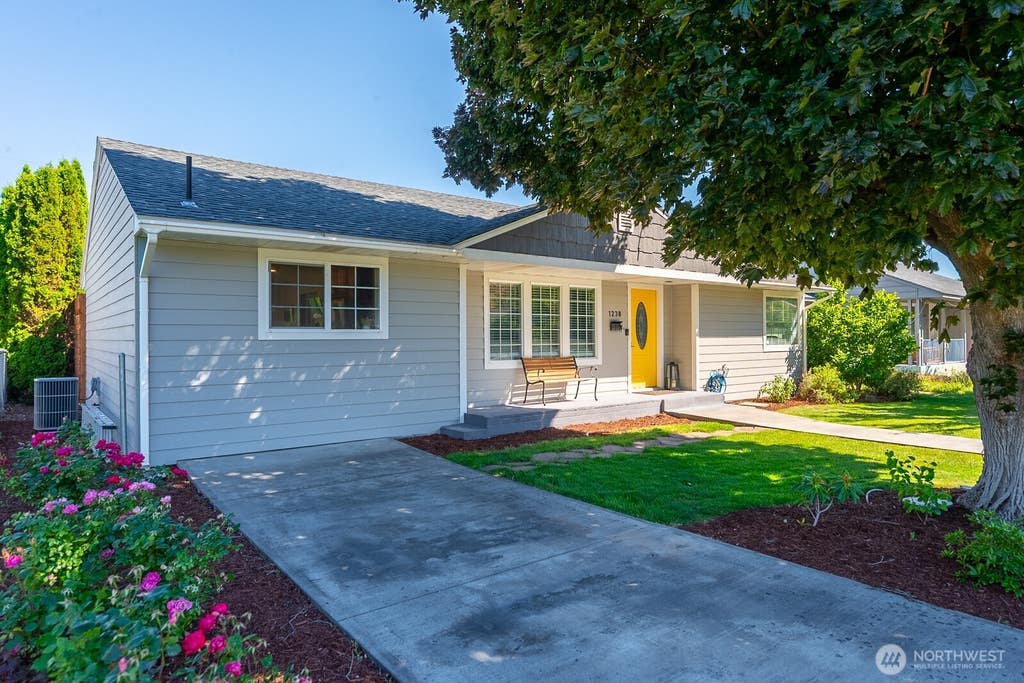 Photo of 1238 D Street SW, Ephrata, WA 98823 (MLS # 2539339)