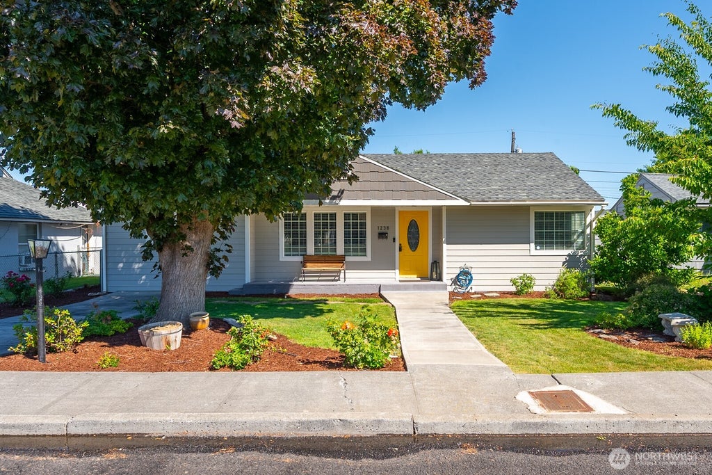 Photo of 1238 D Street SW, Ephrata, WA 98823 (MLS # 2539339)