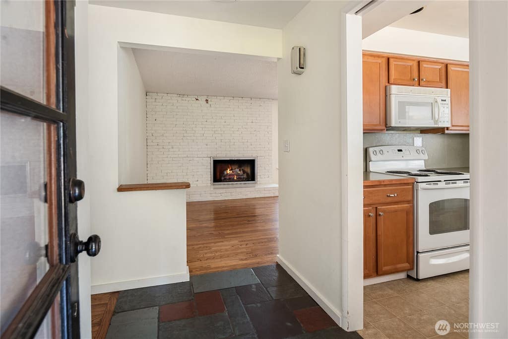 Photo of 10466 SE 19th Street, Bellevue, WA 98004 (MLS # 2561721)