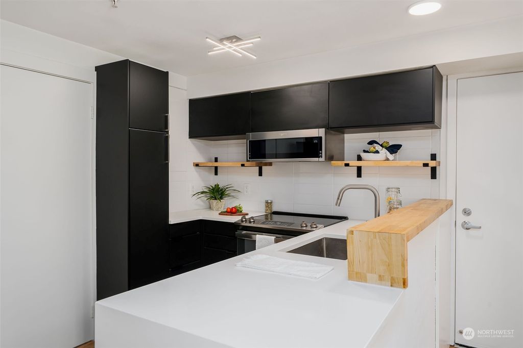 Photo of 425 Vine Street #619, Seattle, WA 98121 (MLS # 2162951)