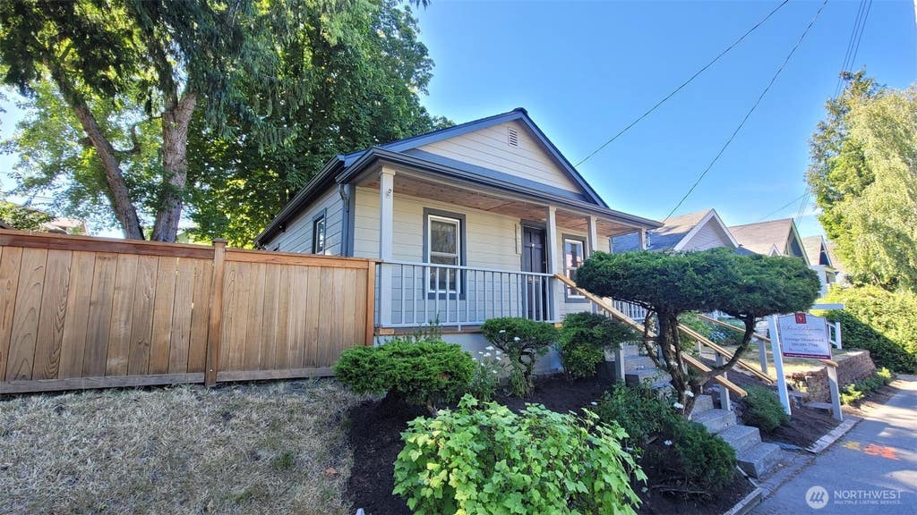 Photo of 5621 Brooklyn Avenue NE, Seattle, WA 98105 (MLS # 2551590)