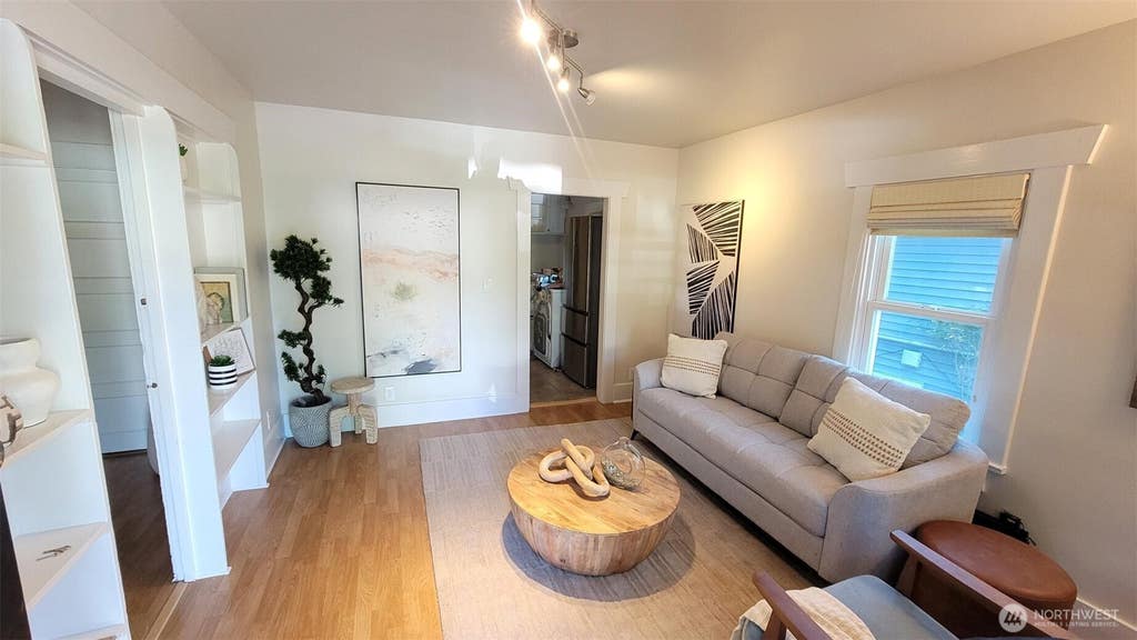 Photo of 5621 Brooklyn Avenue NE, Seattle, WA 98105 (MLS # 2551590)
