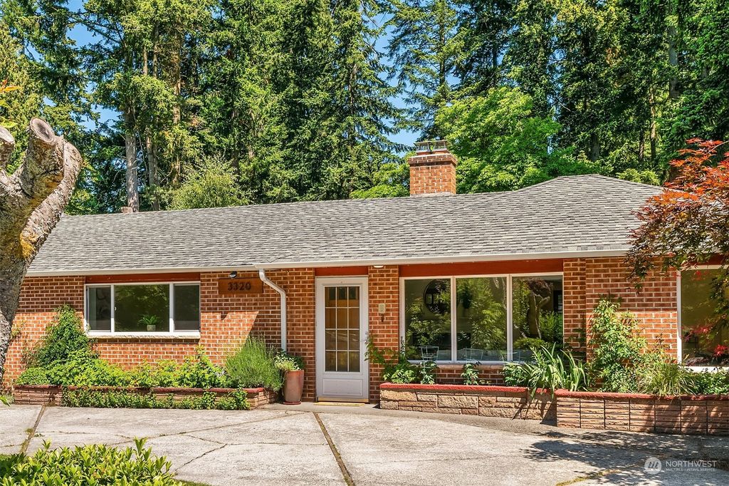 Photo of 3320 NE 158th Street, Lake Forest Park, WA 98155 (MLS # 2074992)