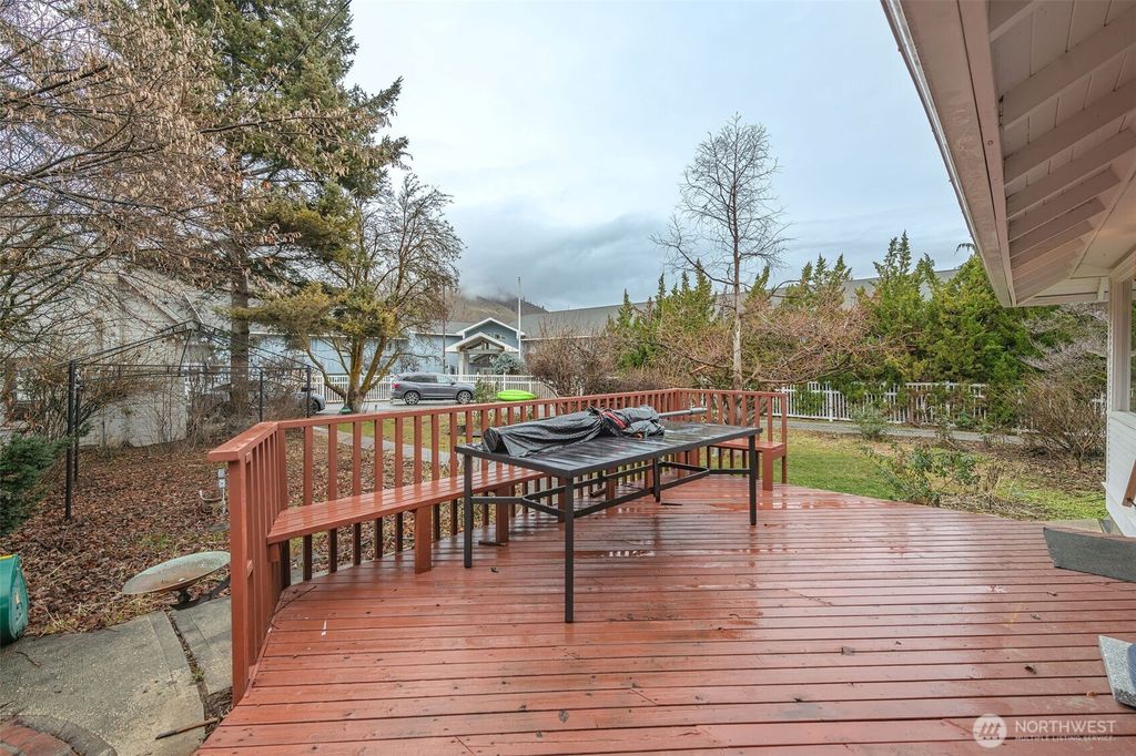 Photo of 811 Pioneer Avenue, Cashmere, WA 98815 (MLS # 2475074)