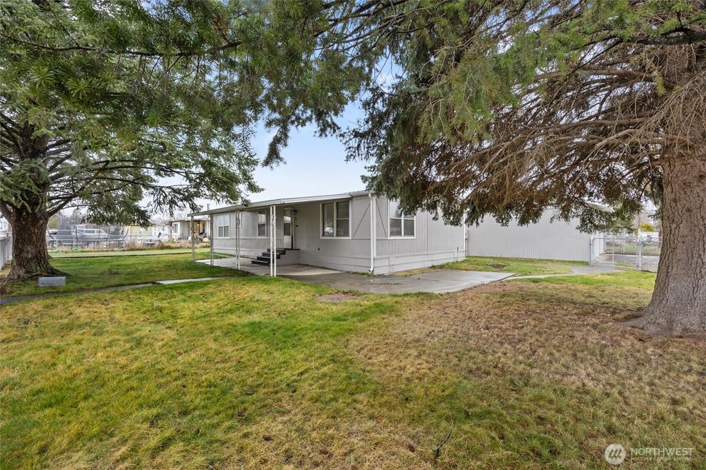 Photo of 8780 NE Lybbert Drive, Moses Lake, WA 98837 (MLS # 2493032)
