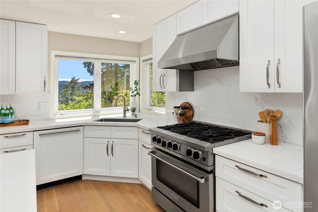 Photo of 9210 Parkwood Ridge Road, Mercer Island, WA 98040 (MLS # 2590177)