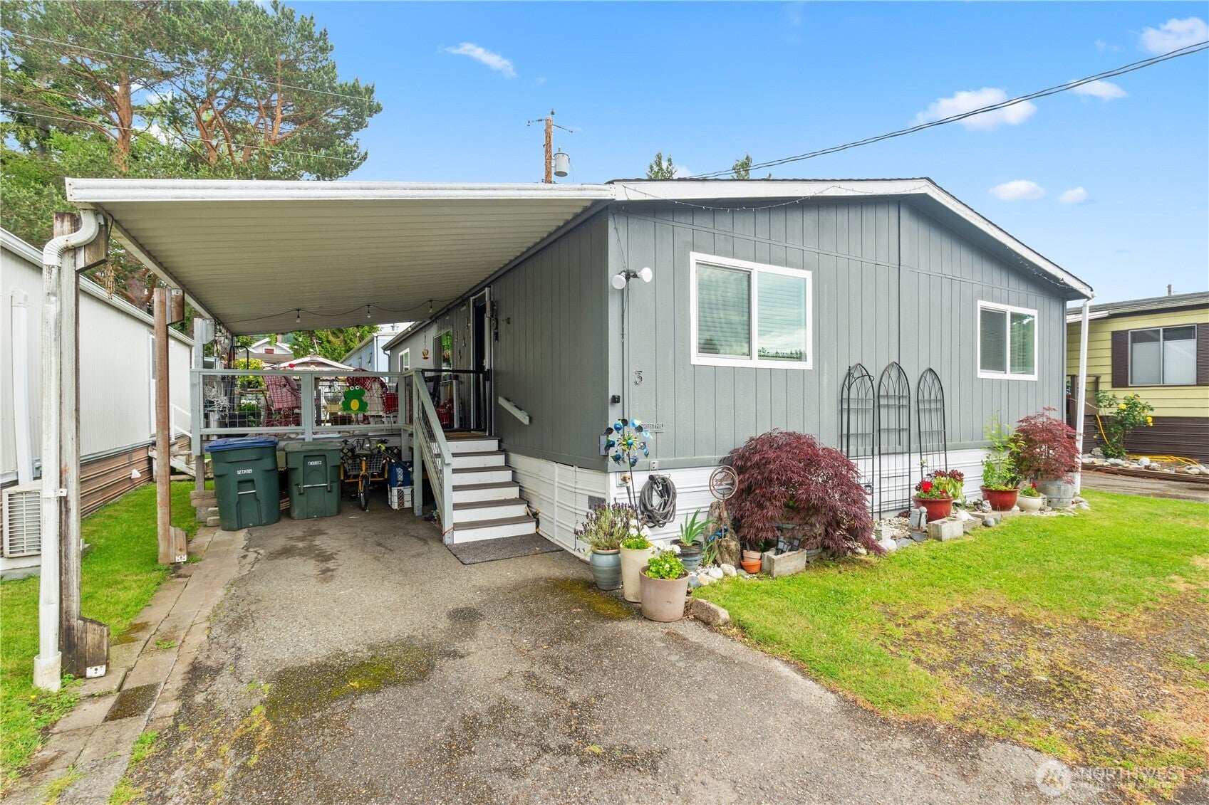 2400 Donovan Avenue 3