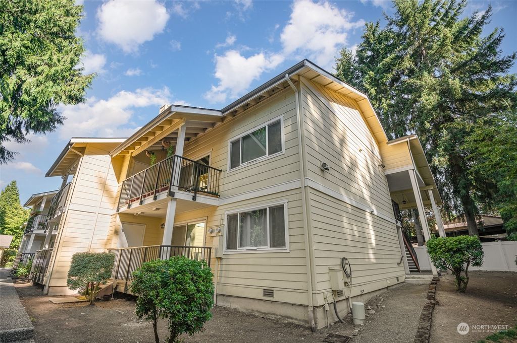 Photo of 14611 NE 51st Place #F1, Bellevue, WA 98007 (MLS # 2154316)