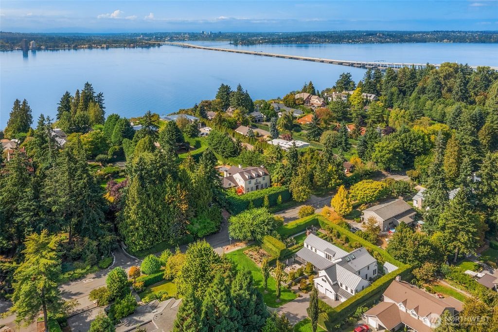 Photo of 2206 Evergreen Point Road, Medina, WA 98039 (MLS # 2432595)