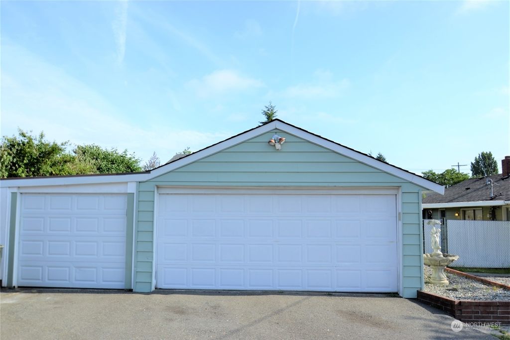 Photo of 12127 4th Avenue SW, Burien, WA 98146 (MLS # 2057727)