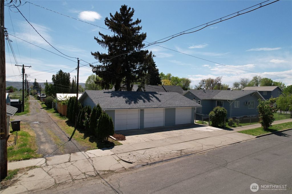 Photo of 701 Queen Avenue, Yakima, WA 98902 (MLS # 2516131)