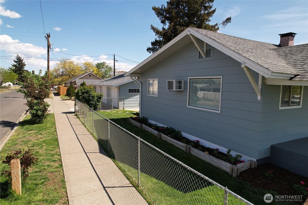 Photo of 701 Queen Avenue, Yakima, WA 98902 (MLS # 2516131)
