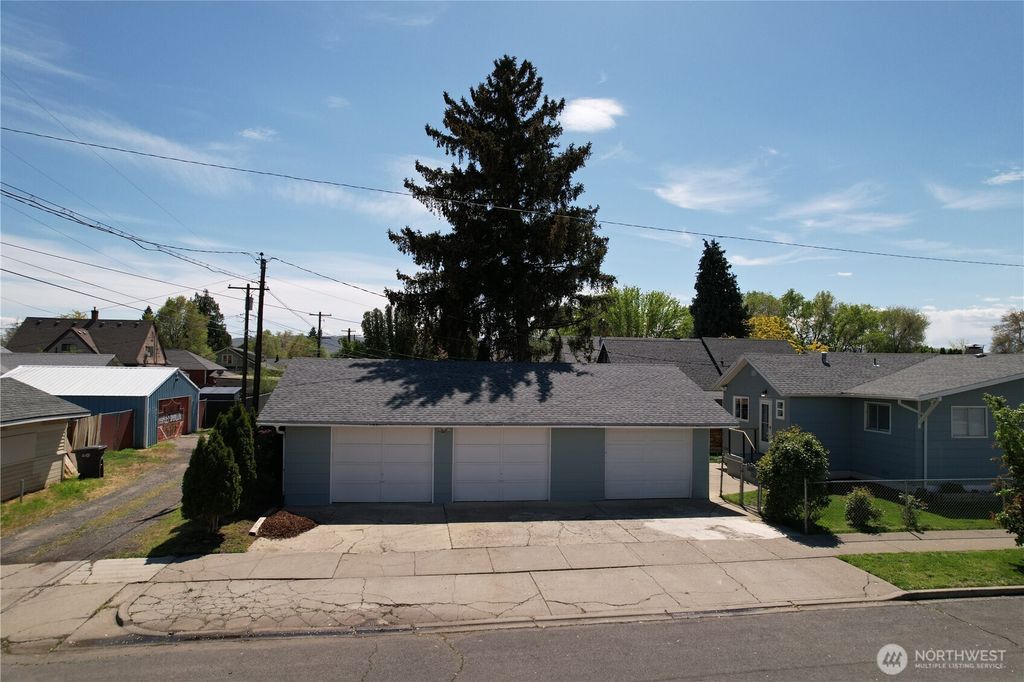 Photo of 701 Queen Avenue, Yakima, WA 98902 (MLS # 2516131)