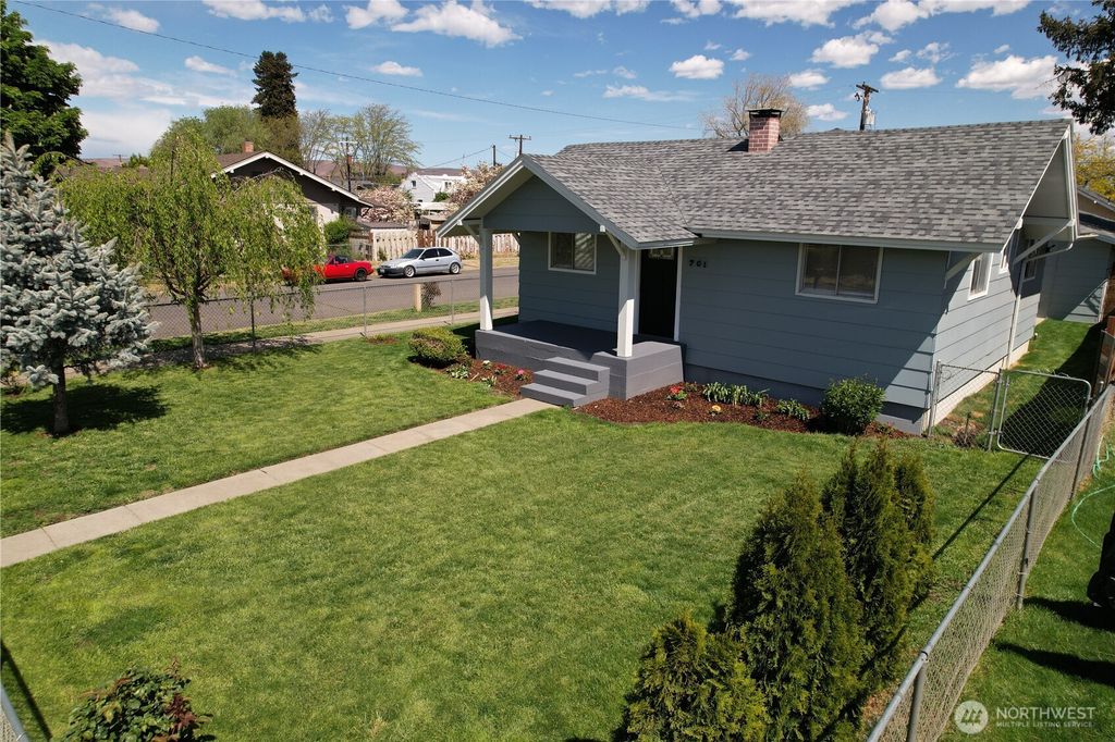 Photo of 701 Queen Avenue, Yakima, WA 98902 (MLS # 2516131)