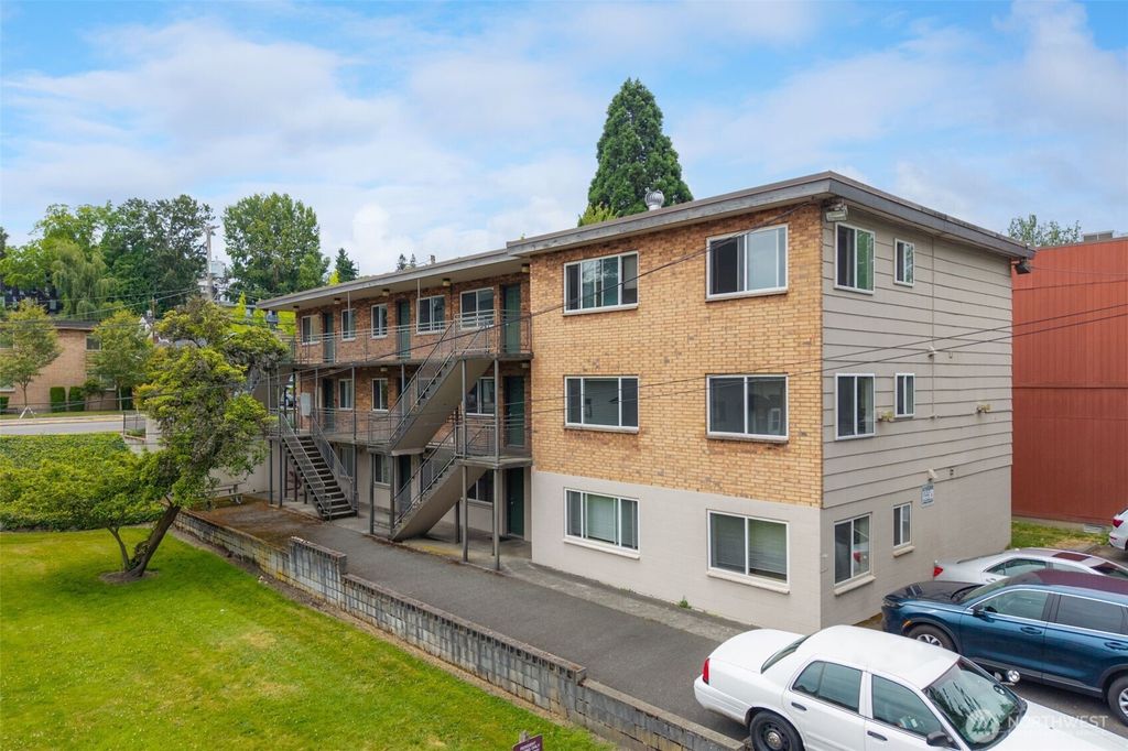 Photo of 34 W Cremona Street, Seattle, WA 98119 (MLS # 2550353)