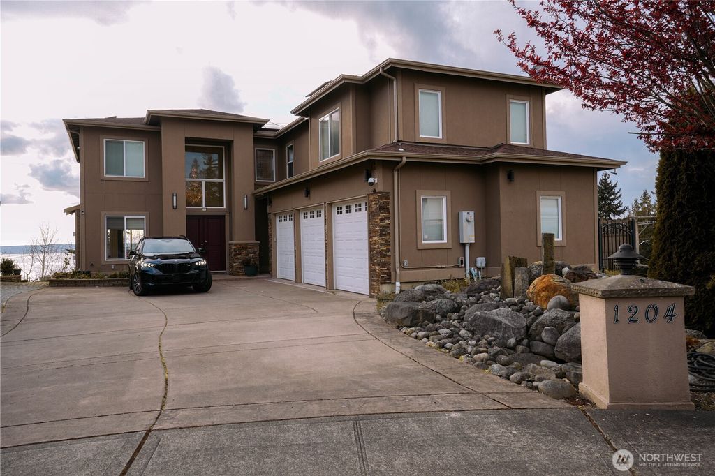 Photo of 1204 S 273rd Place, Des Moines, WA 98198 (MLS # 2530985)