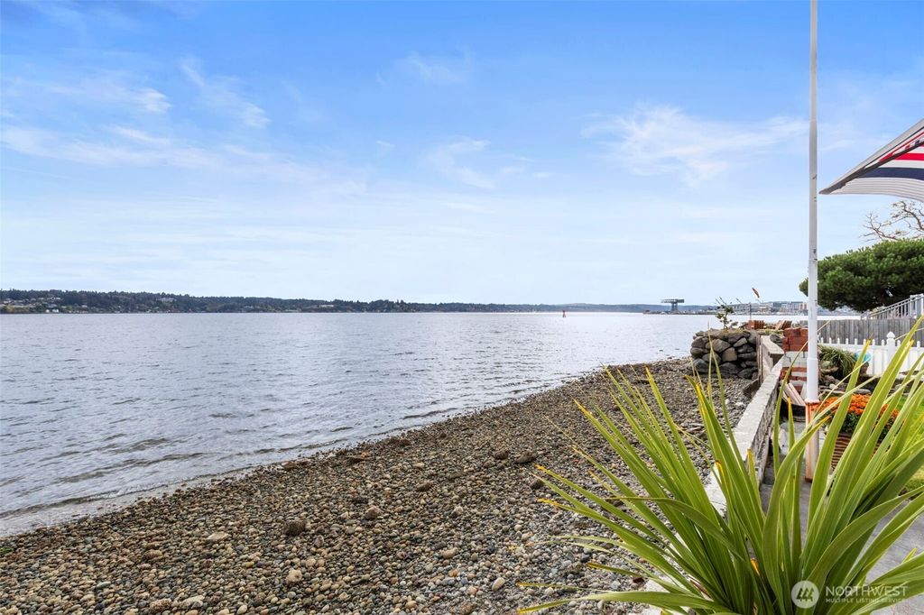 Photo of 609 Shore DR Dr, Bremerton, WA 98310 (MLS # 2489274)