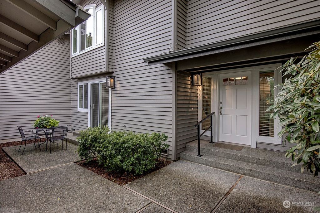 Photo of 6727 113th Place SE, Bellevue, WA 98006 (MLS # 2166290)