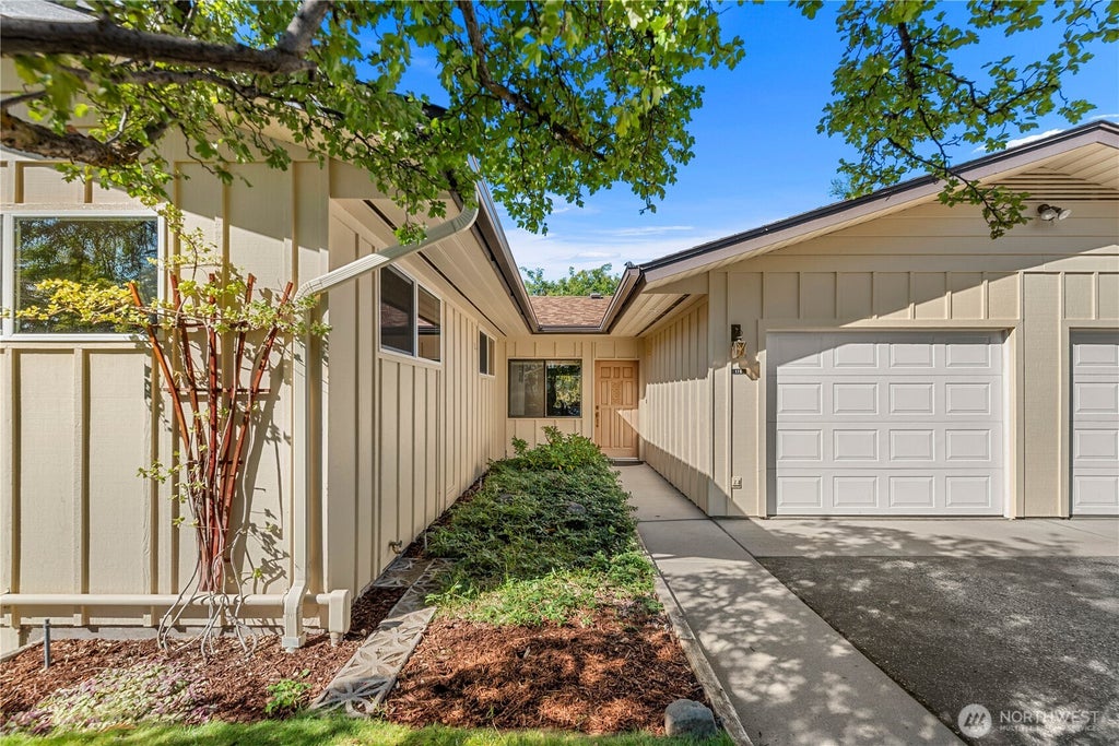 Photo of 116 View Ridge Circle, Wenatchee, WA 98801 (MLS # 2584640)