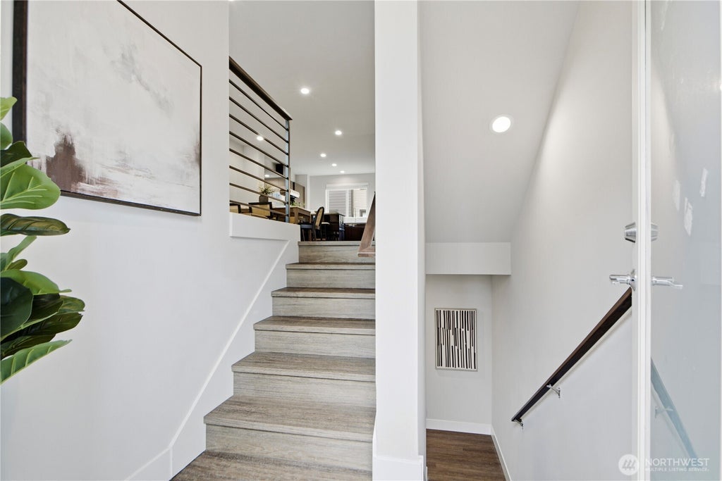 Photo of 522 Glacier Walk SE, Sammamish, WA 98074 (MLS # 2543956)