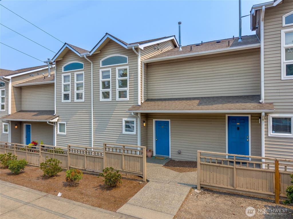 Photo of 901 E Marine View Drive #104, Everett, WA 98201 (MLS # 2561769)