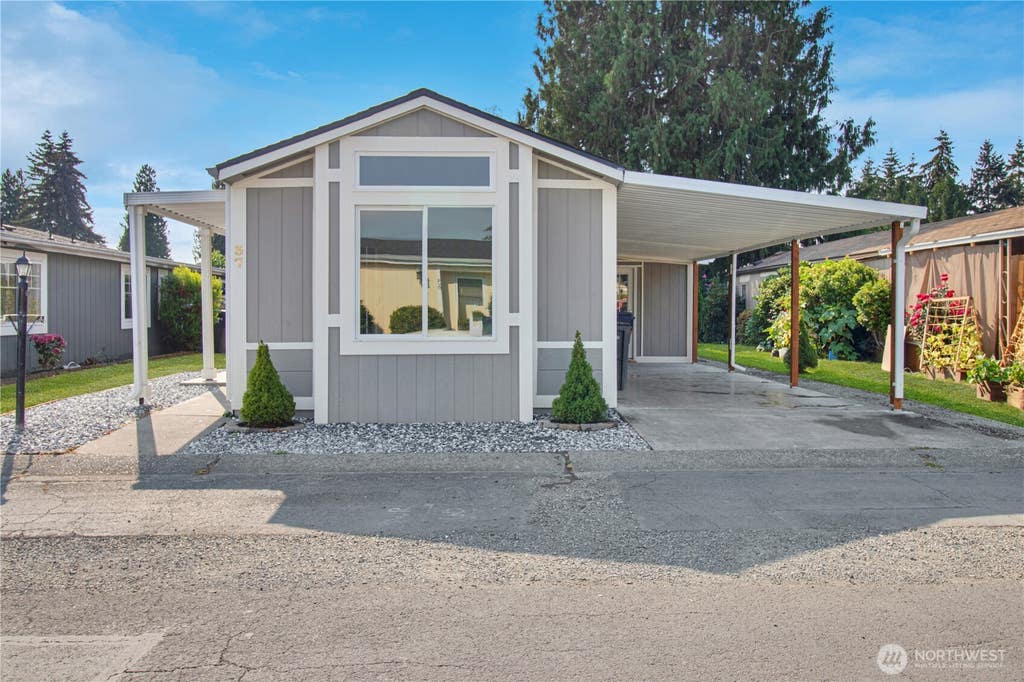 Photo of 707 37th Street SE #37, Auburn, WA 98002 (MLS # 2569352)