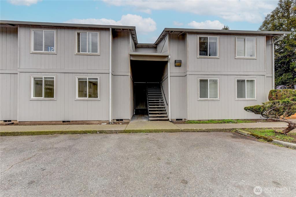 Photo of 1601 Maple Lane #B5, Kent, WA 98030 (MLS # 2547218)