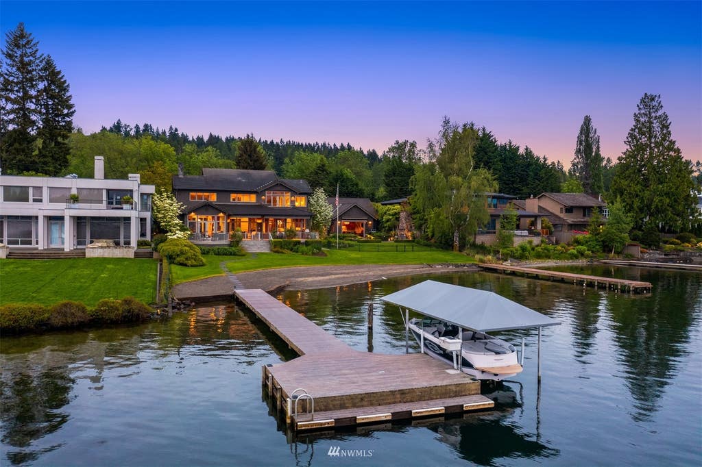 Photo of 181 E Lake Sammamish Parkway SE, Sammamish, WA 98074 (MLS # 1951751)