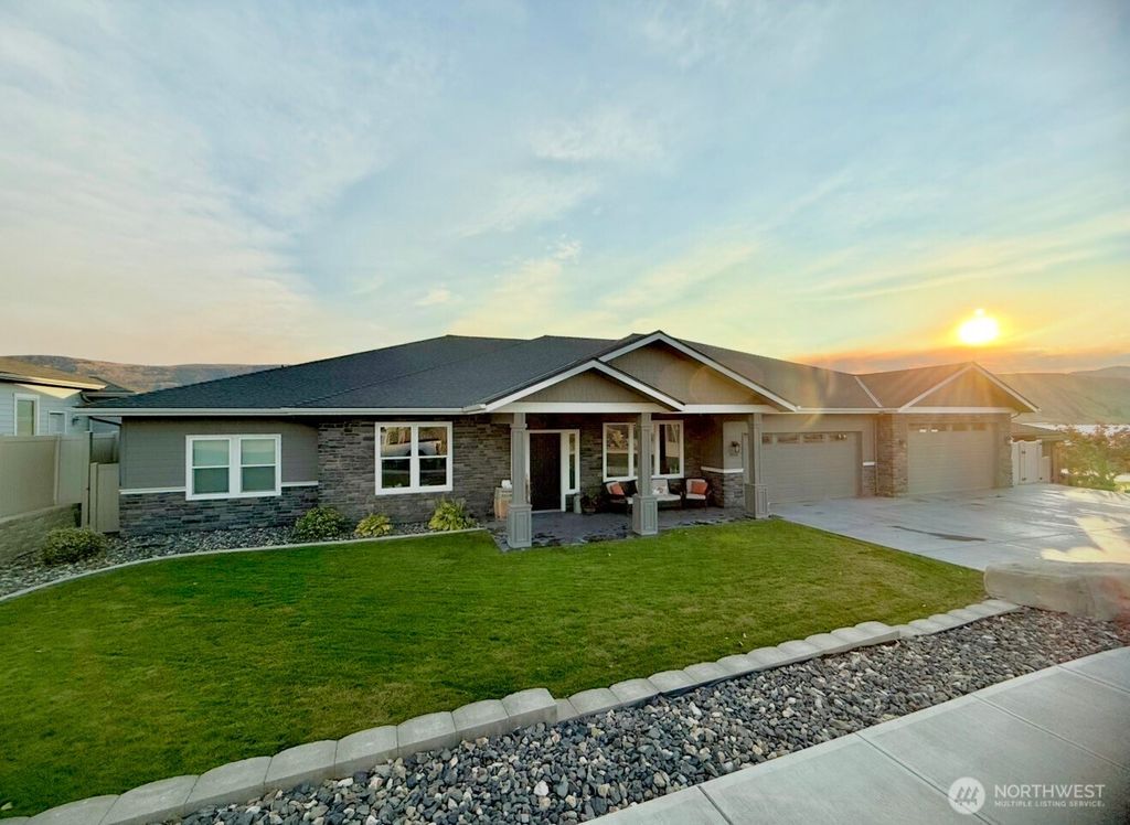 Photo of 2858 SE Falcon View Drive, East Wenatchee, WA 98802 (MLS # 2523904)