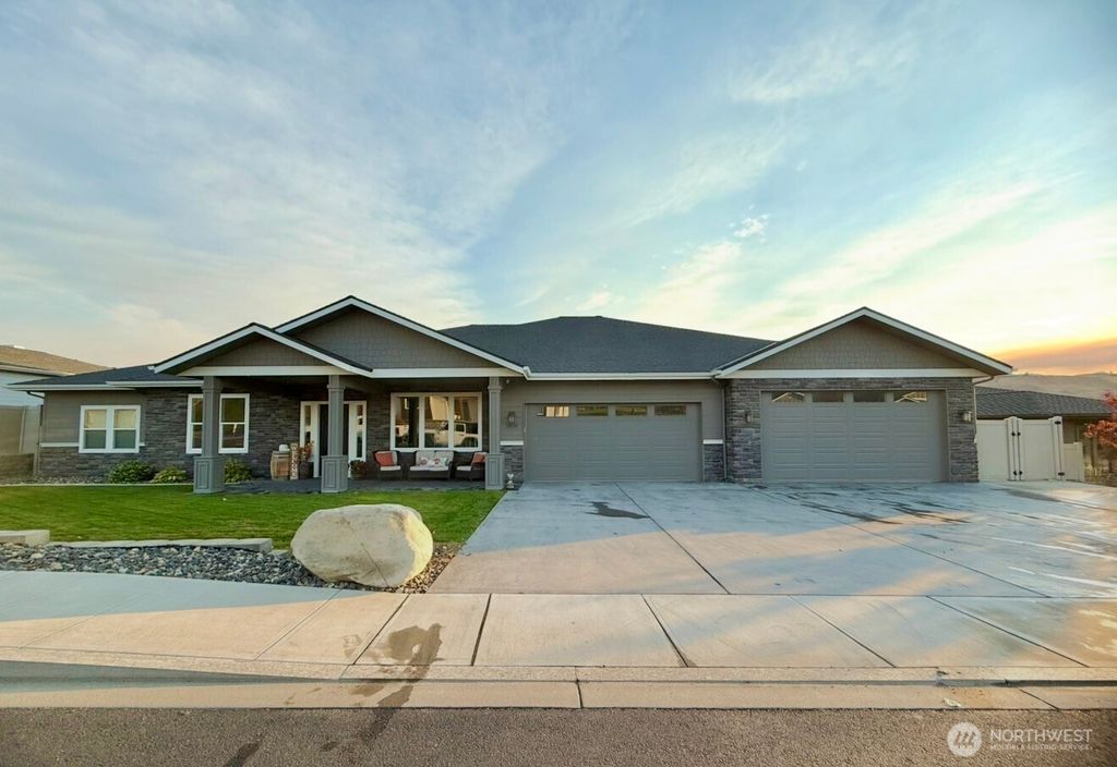 Photo of 2858 SE Falcon View Drive, East Wenatchee, WA 98802 (MLS # 2523904)
