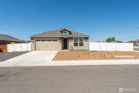 Photo of 1019 Hilltop Avenue NE, Quincy, WA 98848 (MLS # 2413642)