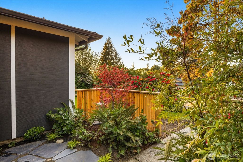 Photo of 2001 SE 17th Court S, Renton, WA 98055 (MLS # 2515068)