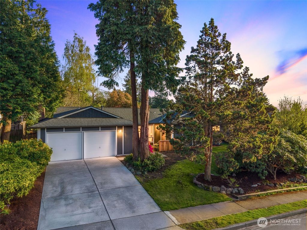 Photo of 2001 SE 17th Court S, Renton, WA 98055 (MLS # 2515068)