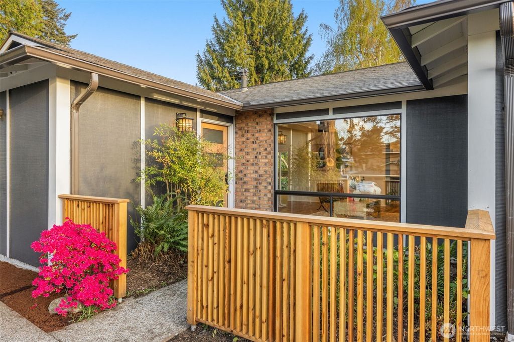 Photo of 2001 SE 17th Court S, Renton, WA 98055 (MLS # 2515068)