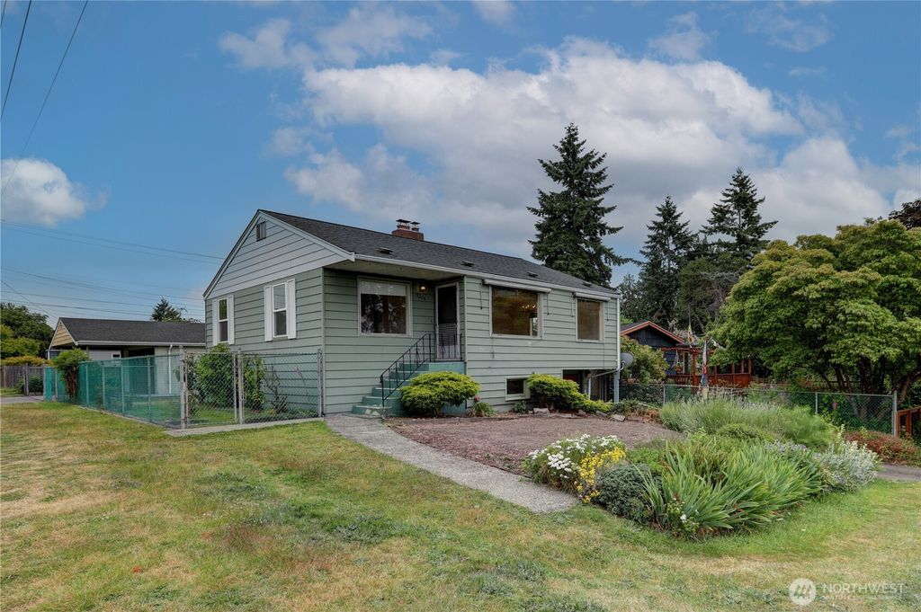 Photo of 9256 Phinney Avenue N, Seattle, WA 98103 (MLS # 2389388)