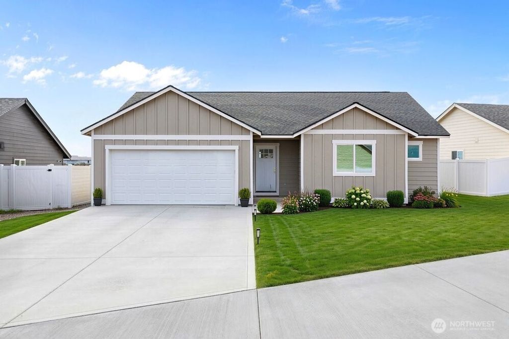 Photo of 257 Parkside Pl Pl SE, Ephrata, WA 98823 (MLS # 2490484)