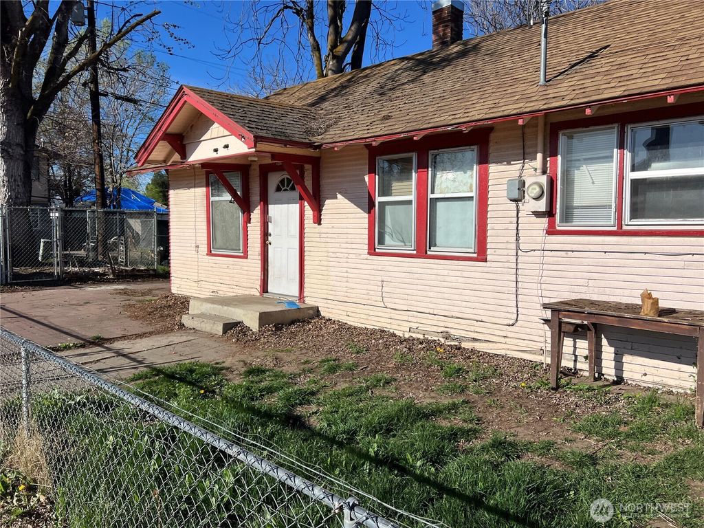 Photo of 1102 Jefferson Avenue, Yakima, WA 98902 (MLS # 2528972)