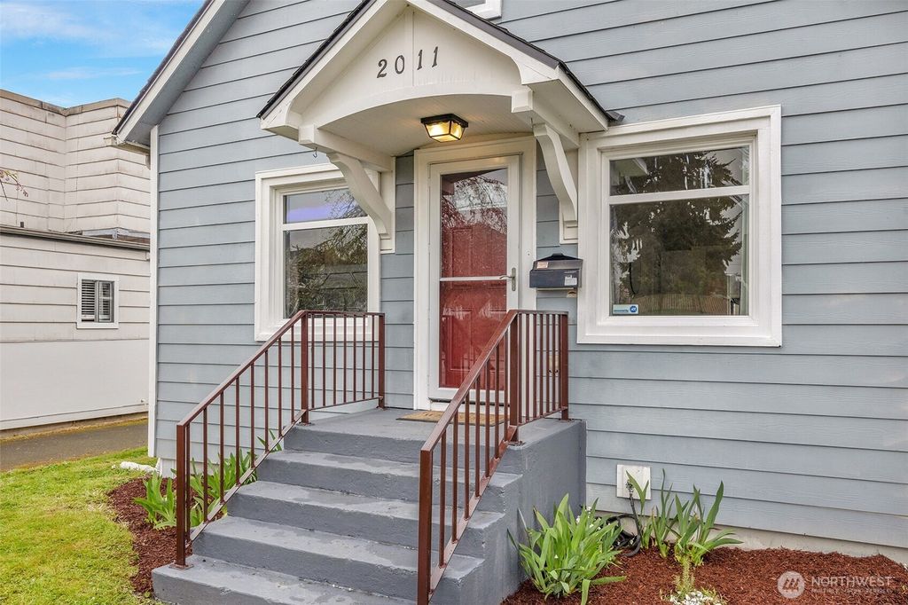 Photo of 2011 Oakes Avenue, Everett, WA 98201 (MLS # 2507986)