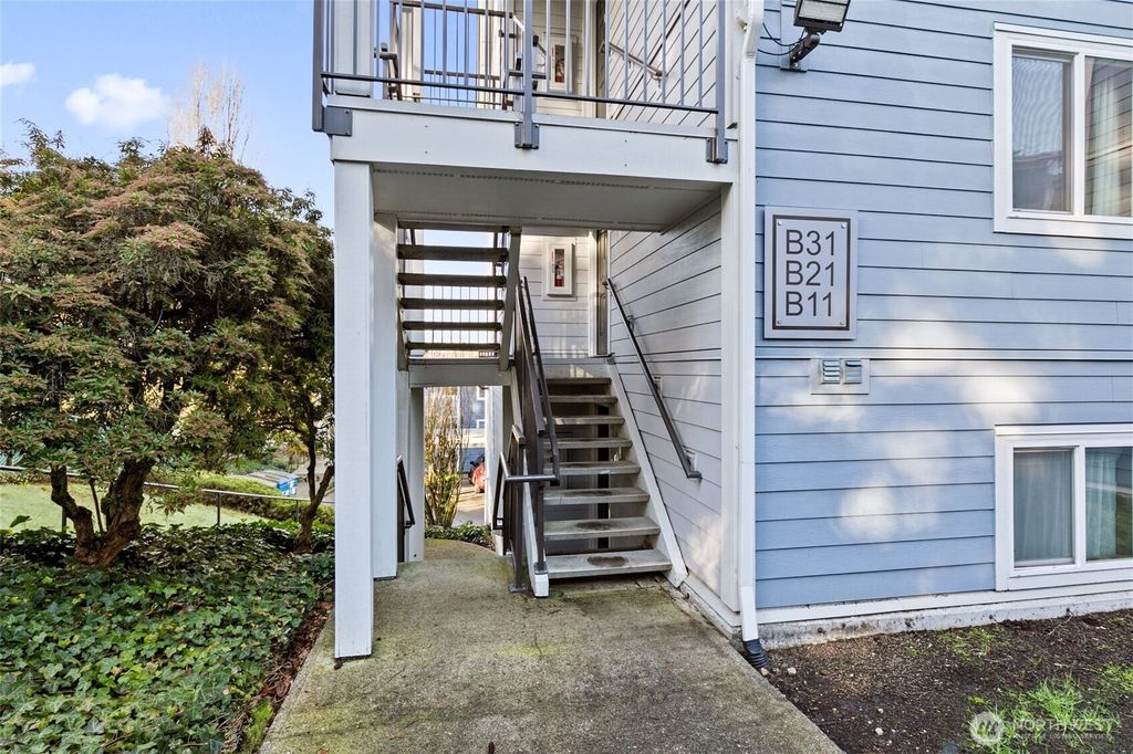 Photo of 2511 S 248th Street #B21, Kent, WA 98032 (MLS # 2475969)