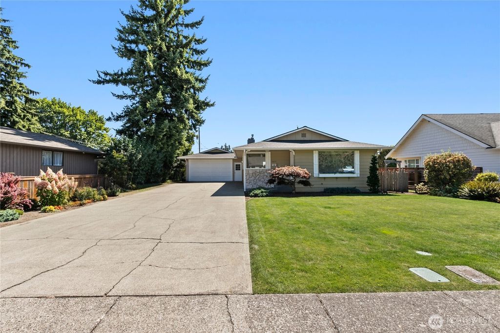 Photo of 1611 E Street, Lynden, WA 98264 (MLS # 2517725)