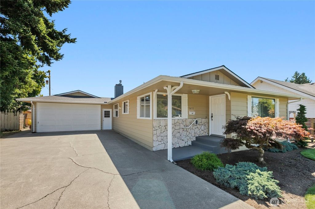 Photo of 1611 E Street, Lynden, WA 98264 (MLS # 2517725)