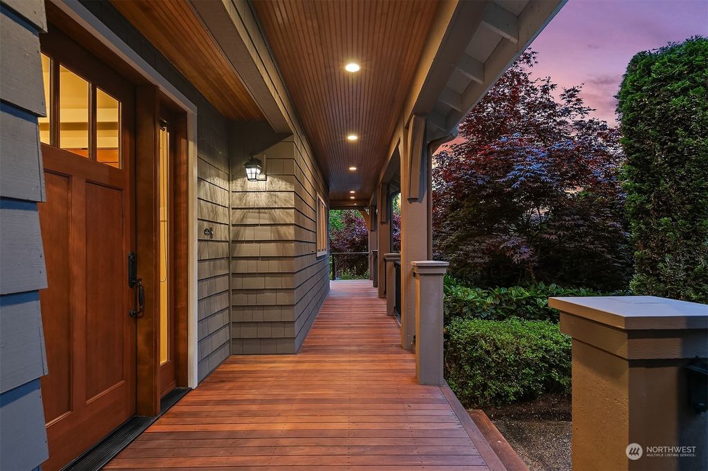 Photo of 10125 NE 111th Place, Kirkland, WA 98033 (MLS # 2306590)
