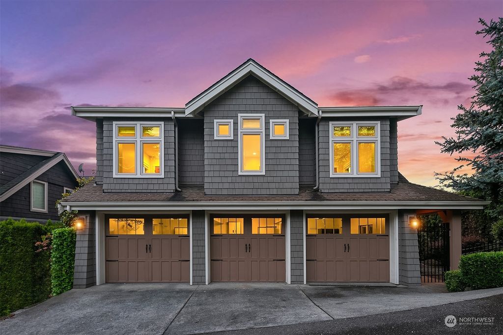 Photo of 10125 NE 111th Place, Kirkland, WA 98033 (MLS # 2306590)