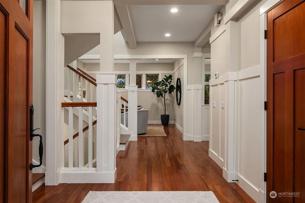 Photo of 10125 NE 111th Place, Kirkland, WA 98033 (MLS # 2306590)
