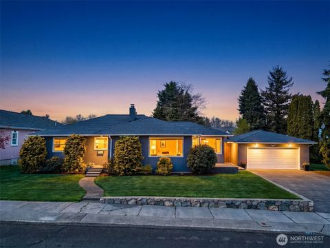 Photo of 1312 C Street, Lynden, WA 98264 (MLS # 2511583)