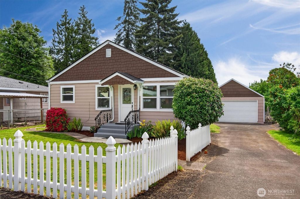 Photo of 3 Pacific Place, Longview, WA 98632 (MLS # 2523124)