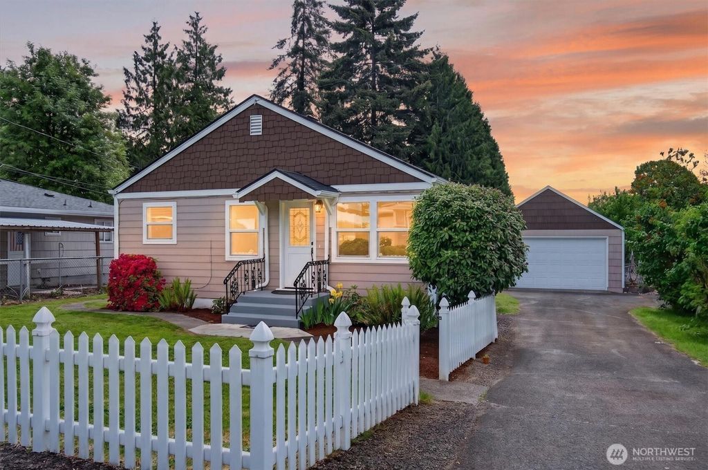 Photo of 3 Pacific Place, Longview, WA 98632 (MLS # 2523124)
