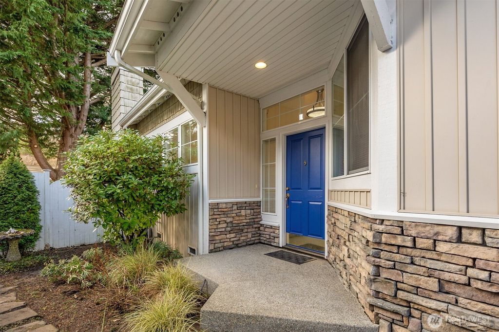 Photo of 120 Newport Way NW #15, Issaquah, WA 98027 (MLS # 2341852)