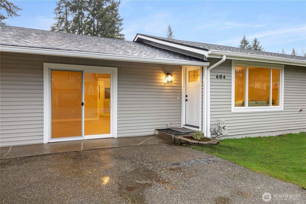 Photo of 604 NE Valley Oak Drive, Bremerton, WA 98311 (MLS # 2465955)