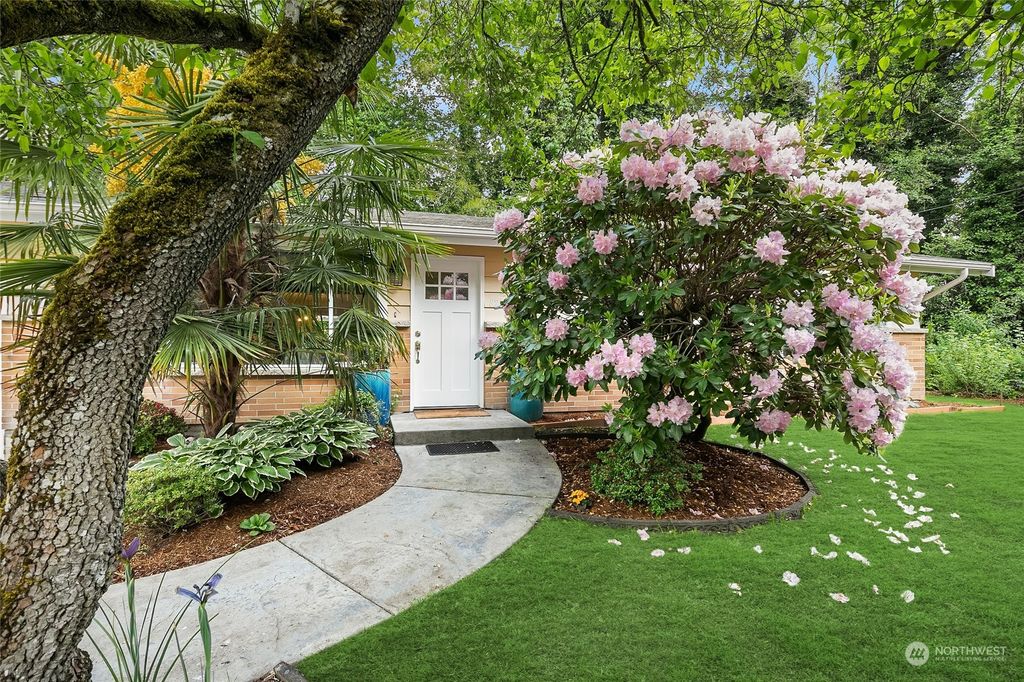 Photo of 828 2nd Avenue, Kirkland, WA 98033 (MLS # 2071512)